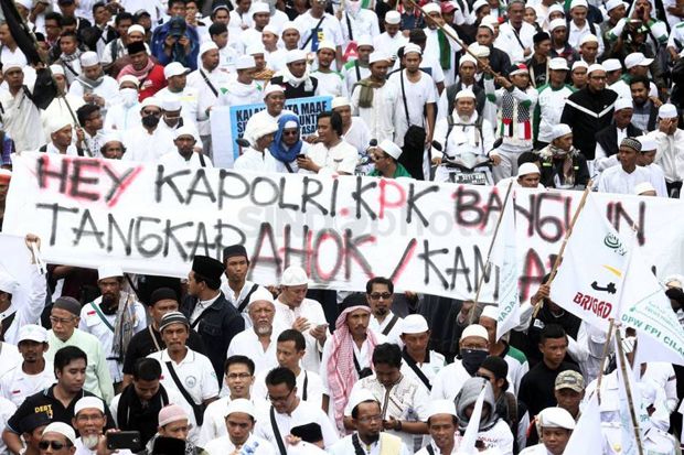 Mahasiswa Sulbar Desak...