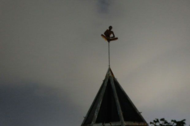 Aksi Pria Memanjat Penangkal...
