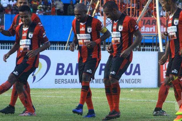 Hat-trick Boaz Solossa...