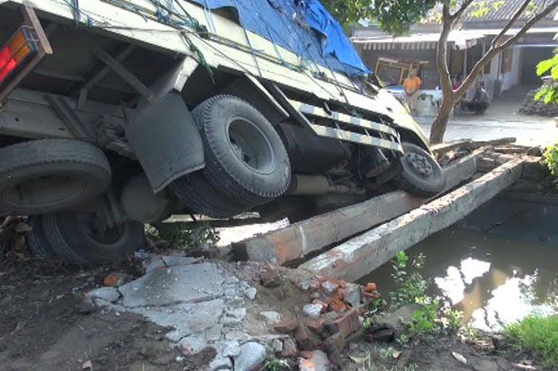 Tabrakan Beruntun, Truk...