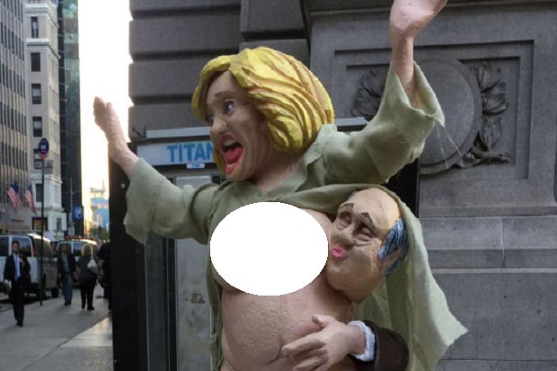 Patung Telanjang Hillary...