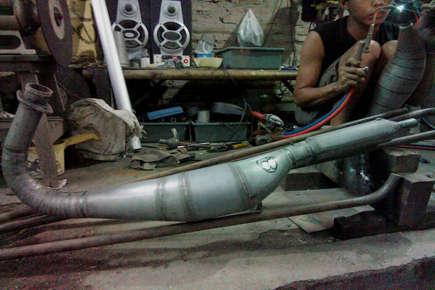 Pasang Knalpot Motor...