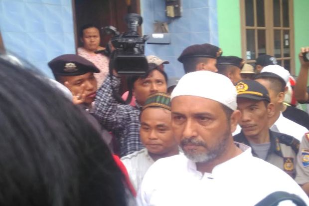 Pria Paruh Baya Ini...