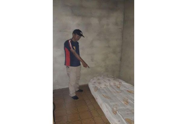 Di Kamar Ini Pemuda...