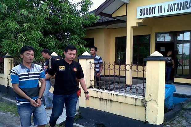 Todongkan Pistol ke...