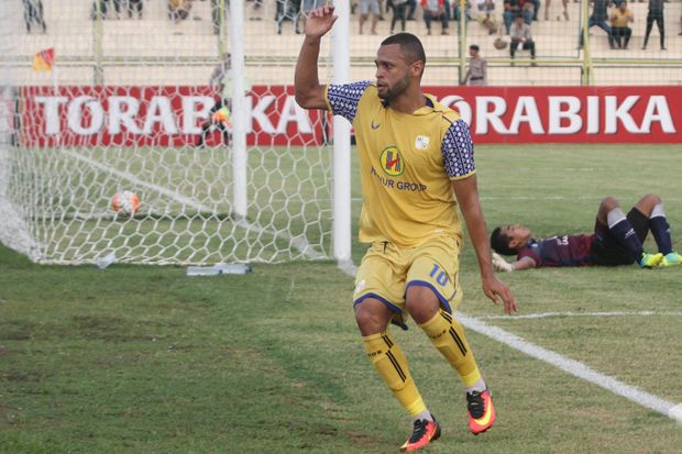 Kecolongan Gol, Aji...