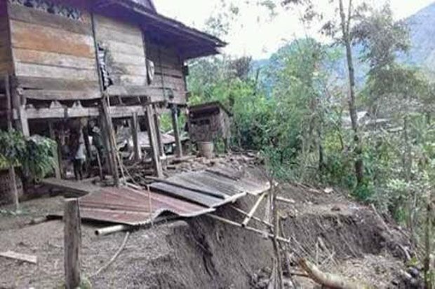 Longsor Seret Rumah...