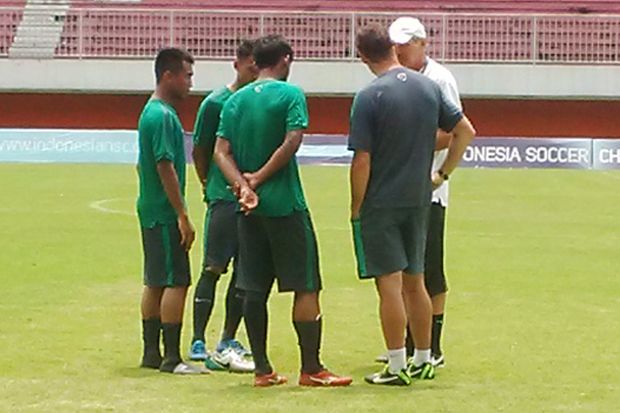 Riedl Coret Tiga Pemain