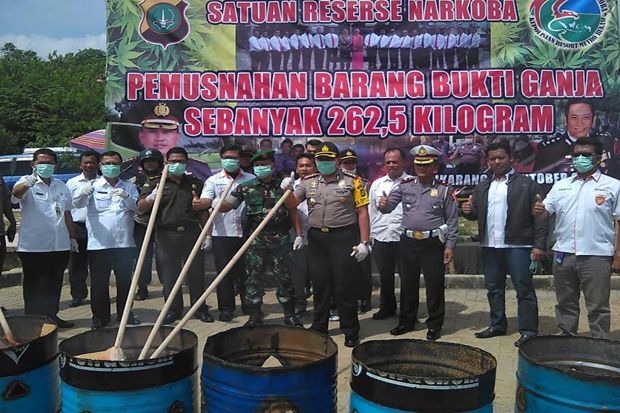 Polres Bekasi Bakar...
