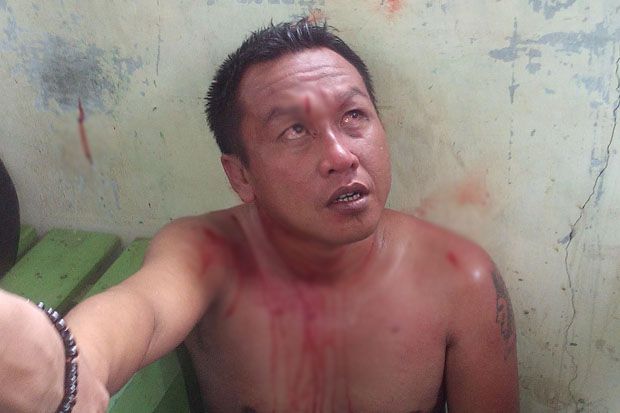 Tepergok Curi Sepatu,...