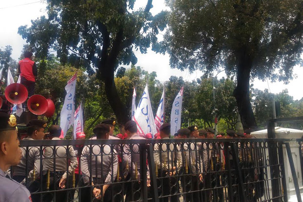 Puluhan Buruh Datangi...
