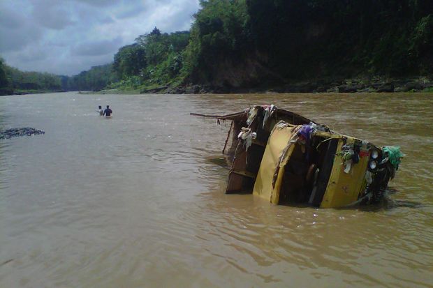 Sembilan Truk Terseret...