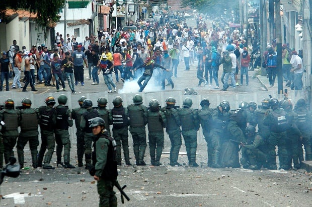 Demonstrasi Desak Maduro...