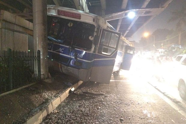 Tabrak Tiang JPO, Bus...