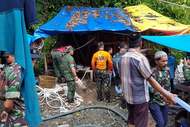 11 Penambang Tertimbun...
