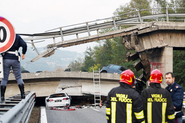 Jembatan Ambruk di Atas...