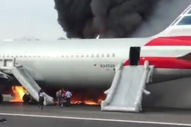 Pesawat American Airlines...