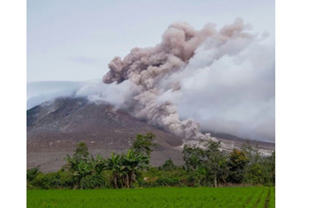 Sinabung Terus Muntahkan...