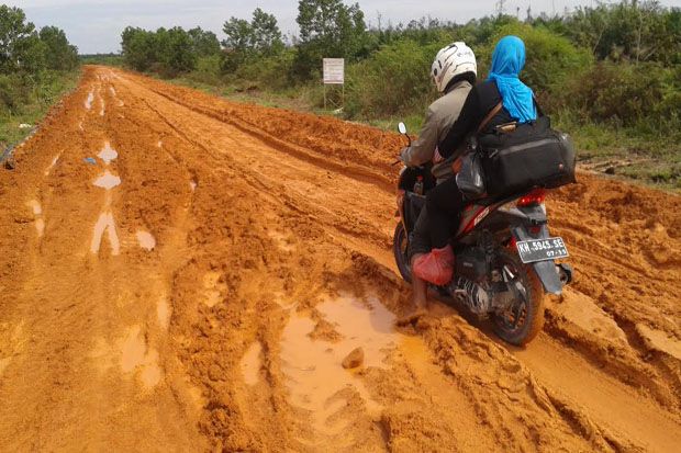 Diguyur Hujan Jalan...