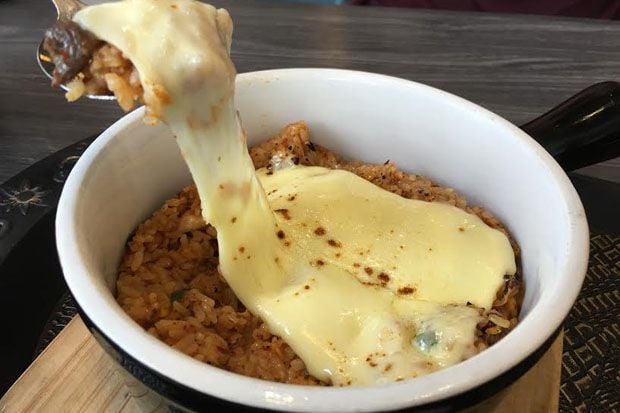 Menikmati Nasi Goreng...