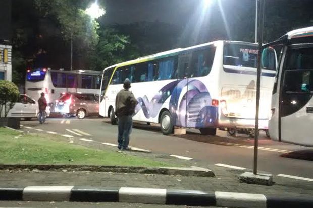 Puluhan Bus Pedemo Padati...