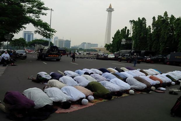 Demonstran dan Aparat...