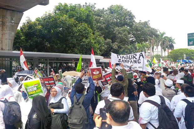 Tuntut Ahok Ditindak,...