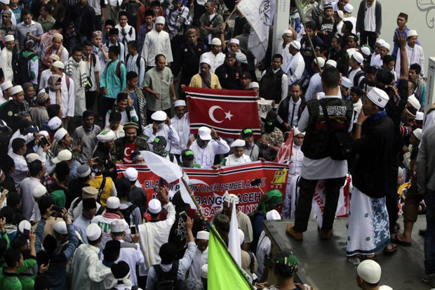 Polisi Sita Bendera...