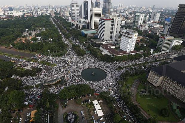 Polisi Tembakkan Gas...