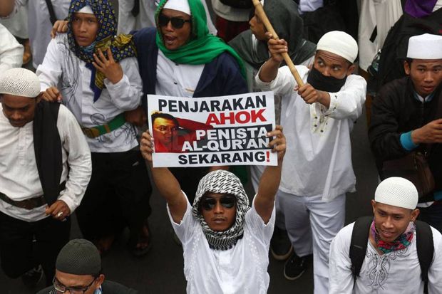 Polisi Hujani Demonstran...