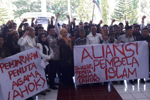 Demo Tangkap Ahok di...