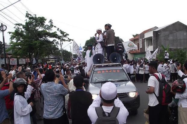 Demo Tangkap Ahok, Massa...