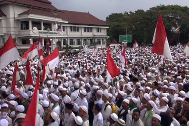 Belasan Ribu Umat Islam...