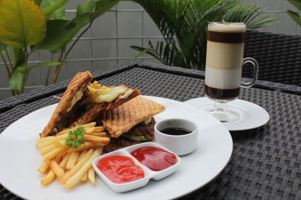 Menyantap Lezatnya Panini...