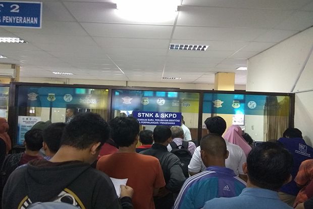 Urus Pajak STNK, Warga...
