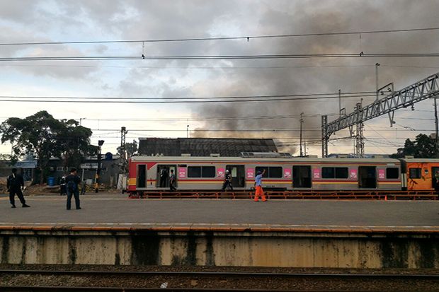 Warga Bentrok di Stasiun...
