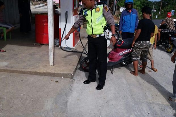 Motor Tabrak Warung,...