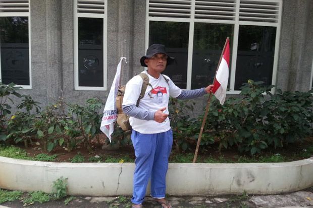 Berjalan Kaki dari Sukabumi,...