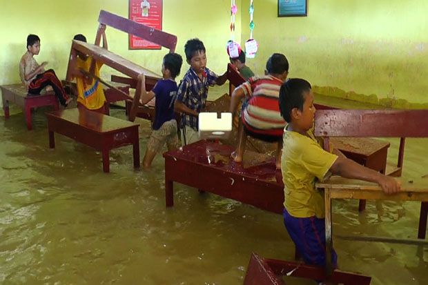 Banjir Paksa Ratusan...