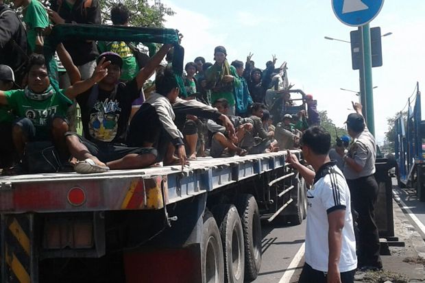 Bonek Banjiri Jalur...