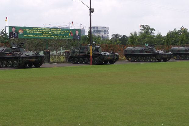 Parade Kendaraan Tempur...