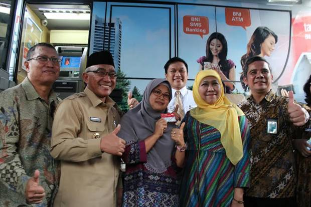 Mensos Resmikan e-Warong...