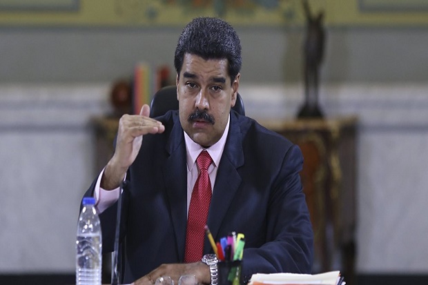 Tolak Mundur, Maduro...