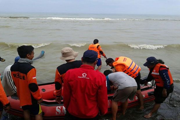 Perahu Diterjang Ombak,...