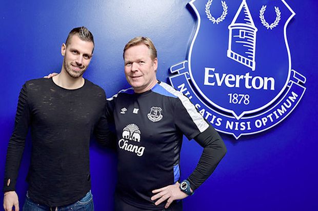 Schneiderlin Resmi Bergabung,...