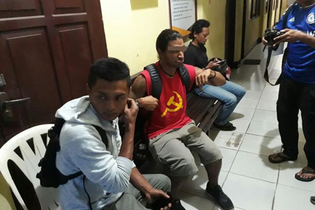 Turis Asal Amerika Pakai...