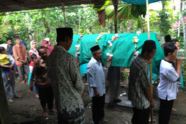 Tenggak Minuman Oplosan,...