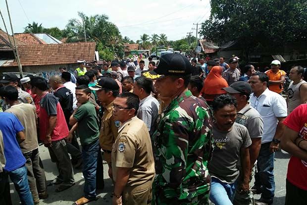 Warga Blokade Jalan,...