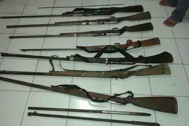 Warga Serahkan Tujuh...