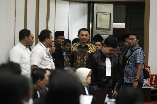 Pendukung Ahok Coba...